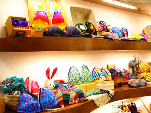 Ngoài ra, dịp nghỉ lễ kéo dài mở đầu cho tháng du lịch hè nên các mặt hàng đồ bơi cũng giảm giá để hút khách. Nhiều cửa hiệu treo biển sale off từ 10 tới 30% các loại mặt hàng. Tùy chất liệu và kiểu dáng, thương hiệu, bộ đồ bơi có giá từ 200.000 - trên 500.000 đồng.