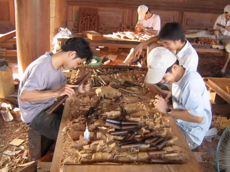 Những nghệ nhân từ nhiều vùng trên cả nước đang trặm khắc gỗ cho ngôi nhà trong suốt nhiều năm xây dựng biệt phủ. Ảnh chụp năm 2009: apn_blog (yume.vn)