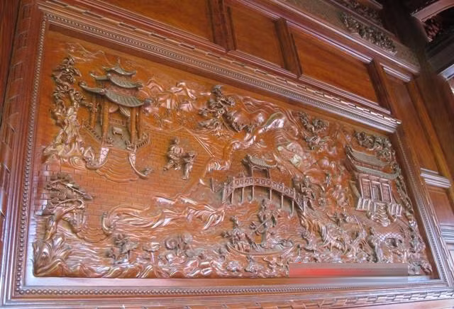 Những bức tranh trạm trổ nguyên khối từ gỗ mô phỏng nhiều khung cảnh trong tích truyện cổ. Trên trang yume.vn, một blogger từng đến tư dinh hoành tráng này tiết lộ gia chủ sử dụng nhiều loại gỗ quý như đinh hương, gỗ trắc để làm nhà, trong đó, gỗ đinh hương 20 triệu/m3. Ảnh: Gia đình Việt Nam.