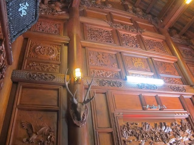 Mọi chi tiết trang trí trong nhà được rất nhiều thợ thủ công tay nghề cao trạm trổ công phu và tốn nhiều thời gian. Trong đó, có những chi tiết được mô phỏng theo biệt phủ của nhân vật Hòa thân (thời Đường, tại Trung Quốc).