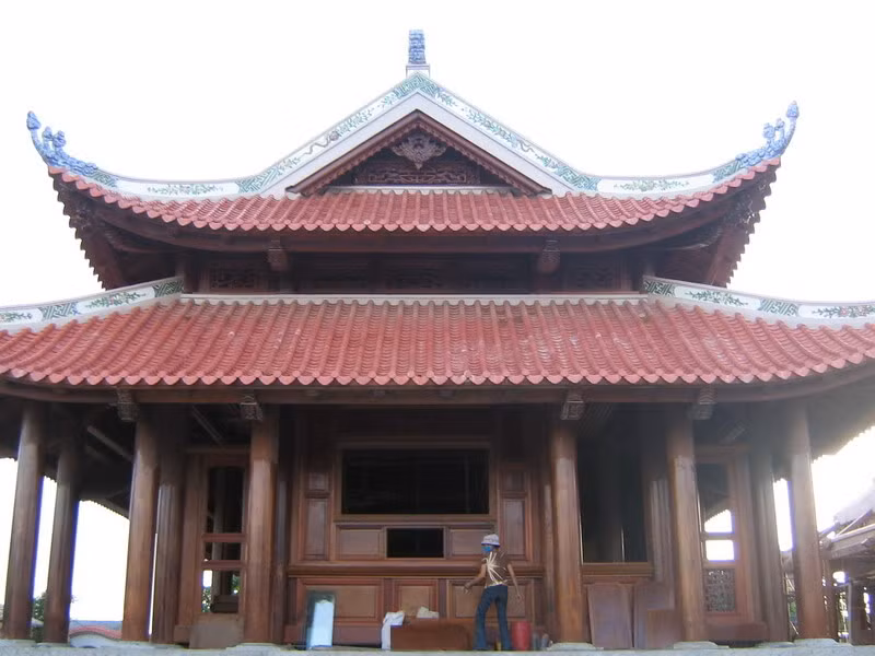 Toàn bộ hệ thống cột gỗ các khu nhà được mang từ Lào về Việt Nam để xây dựng.