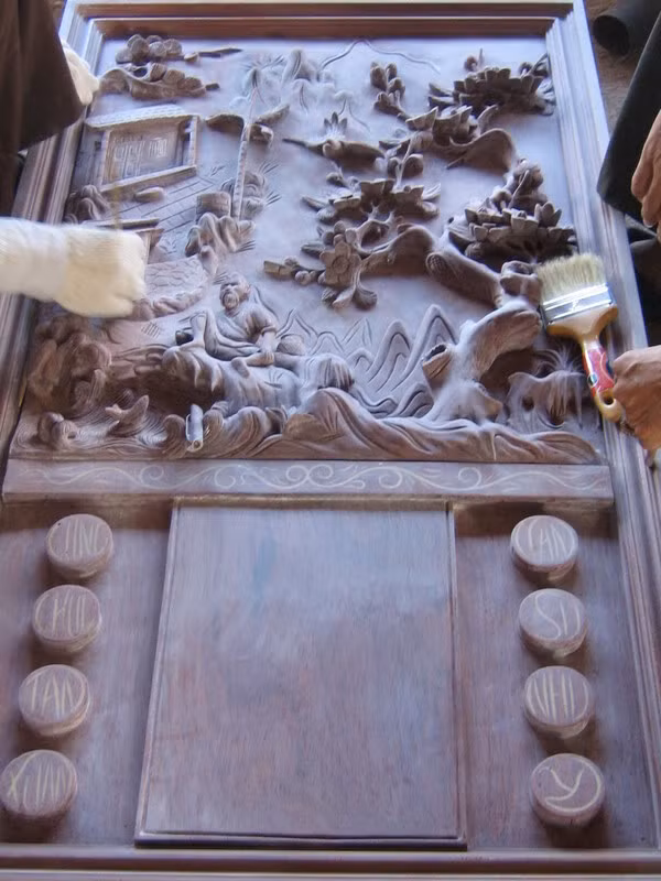 Một bức tranh mô phỏng tích truyện cổ, với dòng câu đối hai bên trong biệt thự gỗ. Ảnh: apn_blog (yume.vn).