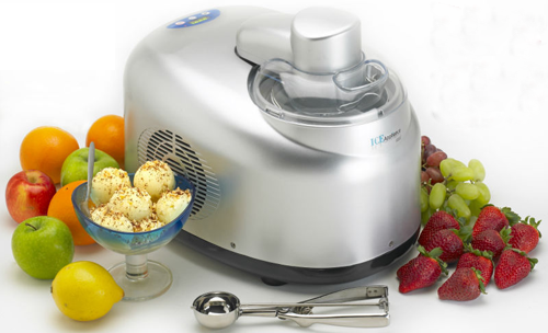 Máy làm kem tươi mini, máy làm sữa chua được bán với giá 1,8 - trên 2,5 triệu đồng cho các dòng Kangaroo, Myota... giảm 10 - 20% so với trước đây.