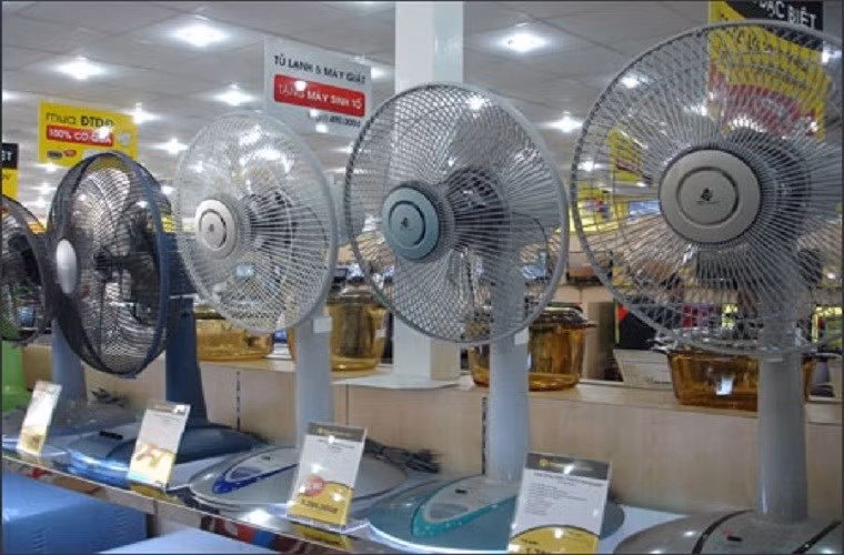 Bên cạnh sản phẩm điện lạnh, thiết bị điện "giải nhiệt" có giá thấp hơn hàng triệu đồng so với giá trung bình trước đó. Giá quạt điện giảm sâu tới 50%. Dòng quạt treo Senko còn 300.000 đồng (giảm 1/2 so với giá gốc), quạt lửng Misubishi còn 1,2 triệu đồng.