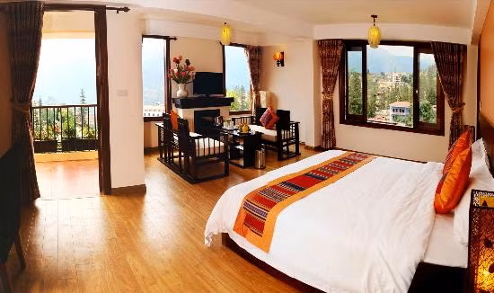 Ngoài ra, khách sạn này có nhiều dịch vụ cho khách du lịch như giặt ủi (50.000 đồng/kg), thuê xe máy có giá 6 - 8 USD/ngày (tương đương 130.000 - 170.000 đồng/ngày).