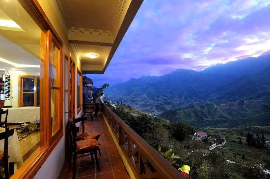 Ngoài ra, Sapa Lodge có dịch vụ giặt là, fax/photocopy và cho thuê xe hơi. Du khách cũng có thể đặt tour tham quan SaPa và nhiều điểm lân cận.
