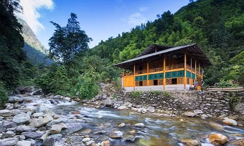 Theo thông tin đăng tải trên các báo, Chủ tịch UBDN huyện Sa Pa vừa ký quyết định phạt 8 khách sạn hét giá phòng tổng cộng 125 triệu đồng vì thông tin quảng cáo giá phòng trên mạng điện tử không đúng so với thực tế. Điều này vi phạm quy định quản lý Nhà nước về giá, lệ phí. Trong ảnh là khách sạn Nậm Cang Riverside Lodge bị phạt 12,5 triệu đồng vì lỗi này.