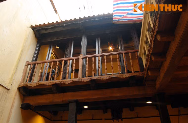 Xây dựng từ năm 1890, nhà cổ Mã Mây (Hà Nội) từng thuộc về một gia đình thương gia có tiếng đất Hà Thành. Ngôi nhà làm hoàn toàn bằng gỗ, cao 2 tầng, theo kiểu nhà ống đặc trưng khu phố cổ.