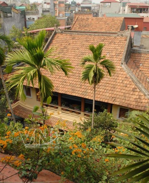 Nằm sâu trong con phố cổ Hàng Bạc (Hoàn Kiếm), nhà vườn độc đáo của dòng họ Phạm có tuổi đời gần trăm năm mang đến một không gian sống đặc biệt. Ban công nhà được trang trí những họa tiết cầu kỳ, khuôn viên cây cảnh xanh mát với đủ loại cây.