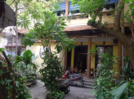 Nằm trên diện tích hơn 500m2, đây là ngôi nhà vườn cổ duy nhất ở Hà Nội đã tồn tại ngót một thế kỷ.