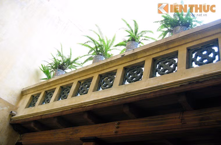 Các lan can ngoài trời được xây bằng trụ gạch và trang trí bằng gạch men hình hoa chanh tinh tế.