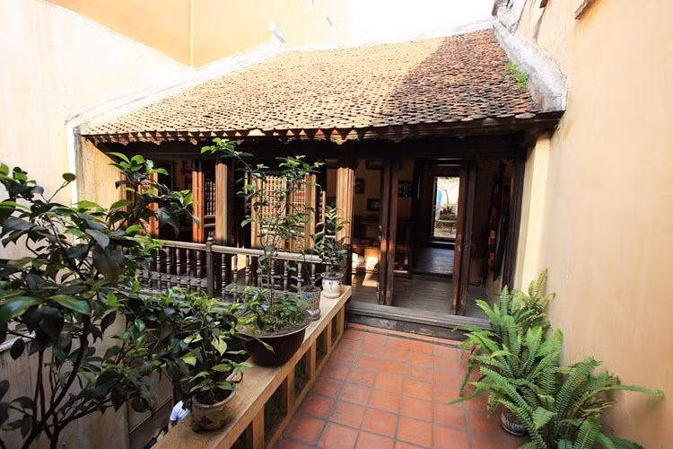 Căn nhà mang nhiều nét độc đáo về sự phân chia không gian cũng như kết cấu, họa tiết kèo gỗ, con tiện và các cánh cửa trạm khắc trang trí cầu kỳ. Hệ cửa bức bàn chắc chắn đậm nét truyền thống.