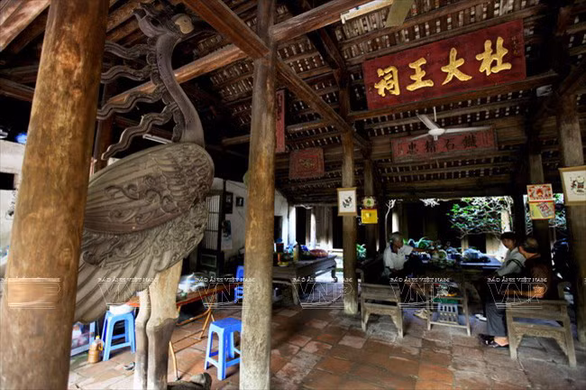 Trong hình là nhà thờ họ hơn 300 tuổi của dòng họ Đỗ, thờ cụ Đỗ Thế Giai - một võ quan cao cấp thời Lê - Trịnh ở làng Đông Ngạc. Các bức hoành phi, câu đối, hương án vẫn còn nguyên vẹn sau rất nhiều năm. Ảnh: Việt Cường.