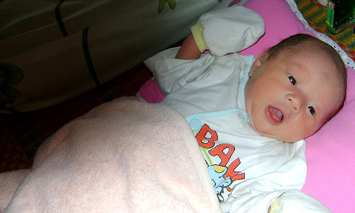 2 tre so sinh giong nhau bi bo roi cach nhau 200m