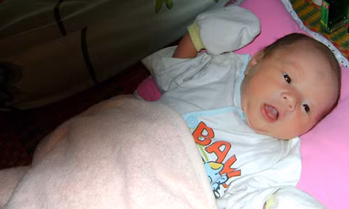 2 tre so sinh giong nhau bi bo roi cach nhau 200m