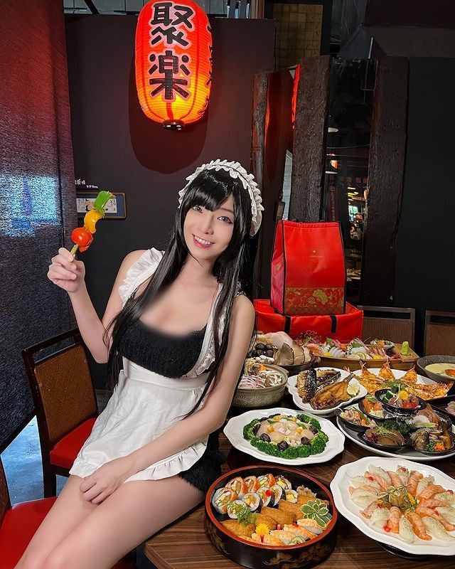 Gần đây cô cũng bắt đầu phát triển sự nghiệp streamer, ngoài vai trò là một Youtuber được nhiều người biết đến, cô còn tham gia giới giải trí với vị trí là một diễn viên, ca sĩ và người dẫn chương trình.