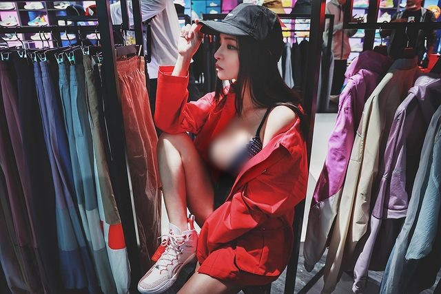 Có lẽ các sinh viên của trường Đại học Khoa học và Công nghệ Cao Uyển sẽ rất thích thú với nữ giảng viên gợi cảm, quyến rũ và nổi tiếng này.