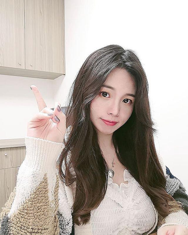 Ngày thường, Lục Phì Nhi có gu thời trang trẻ trung, quyến rũ, gợi cảm vừa phải.