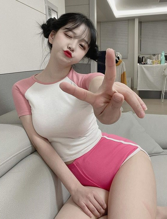 Cũng không cần phải bắt chước hướng đi của bất cứ hot girl nào khác, bởi Park Min-jung thực sự đã rất có sức hút rồi.