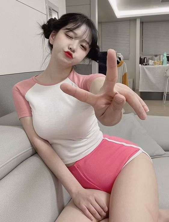 Cũng không cần phải bắt chước hướng đi của bất cứ hot girl nào khác, bởi Park Min-jung thực sự đã rất có sức hút rồi.