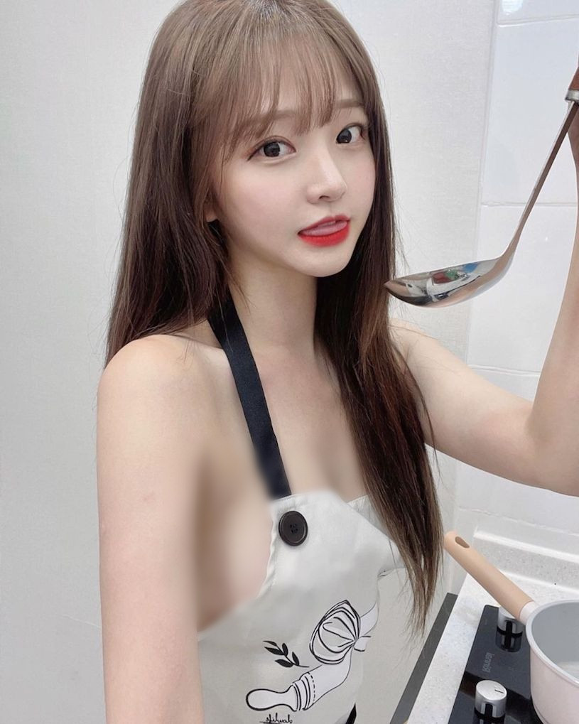 Mới đây, Park Min-jung đã khiến người hâm mộ choáng váng khi cô nàng đăng tải hình ảnh "thả rông" khi mặc tạp dề nấu ăn.