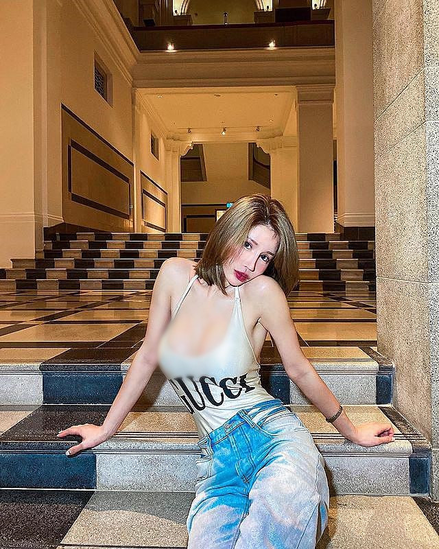 Nhan sắc và dáng vóc của Tân Vưu Lý được đánh giá là khá nổi trội, nhận được nhiều sự quan tâm, chú ý. Tuy nhiên qua những lần hở hang quá đà này, có vẻ cô đang mất dần thiện cảm.