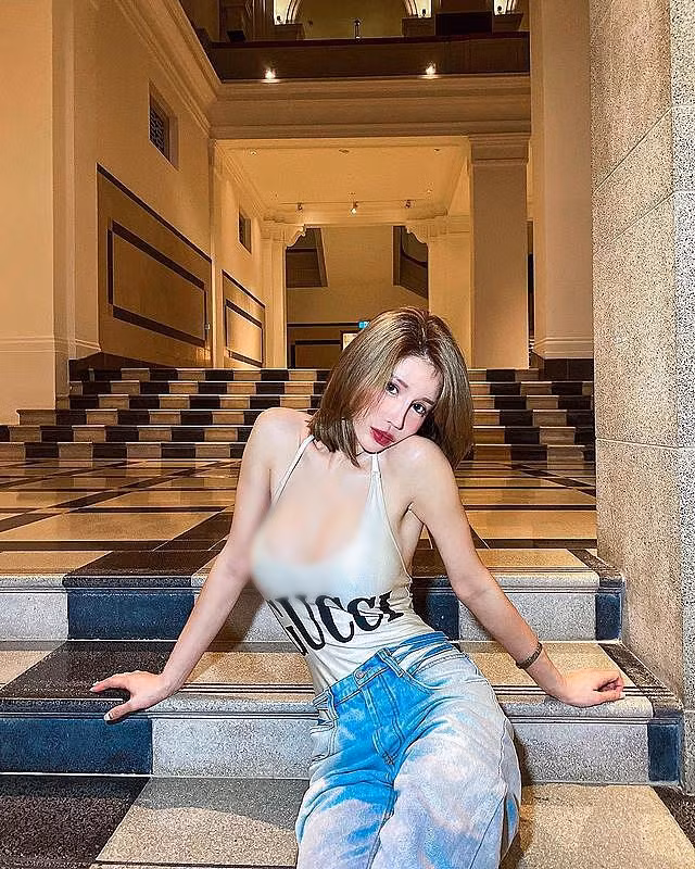 Nhan sắc và dáng vóc của Tân Vưu Lý được đánh giá là khá nổi trội, nhận được nhiều sự quan tâm, chú ý. Tuy nhiên qua những lần hở hang quá đà này, có vẻ cô đang mất dần thiện cảm.