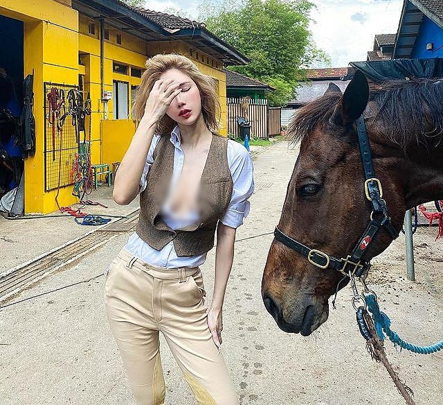 Không chỉ thích phong cách xuyên thấu, Tân Vưu Lý còn thoải mái "thả rông", để ngực trần và phanh áo chụp ảnh.