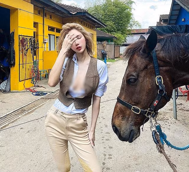 Không chỉ thích phong cách xuyên thấu, Tân Vưu Lý còn thoải mái "thả rông", để ngực trần và phanh áo chụp ảnh.