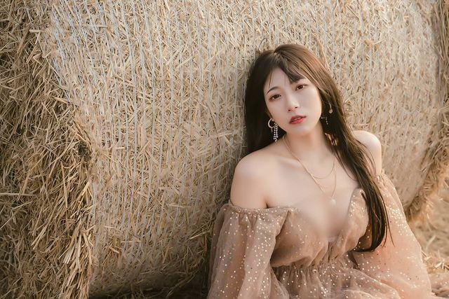 Trong ảnh là Lăng Thần xinh đẹp như một nàng công chúa đi lạc trên cánh đồng. Cô nàng có nét mơ màng, khiến mọi người ngắm không muốn rời.