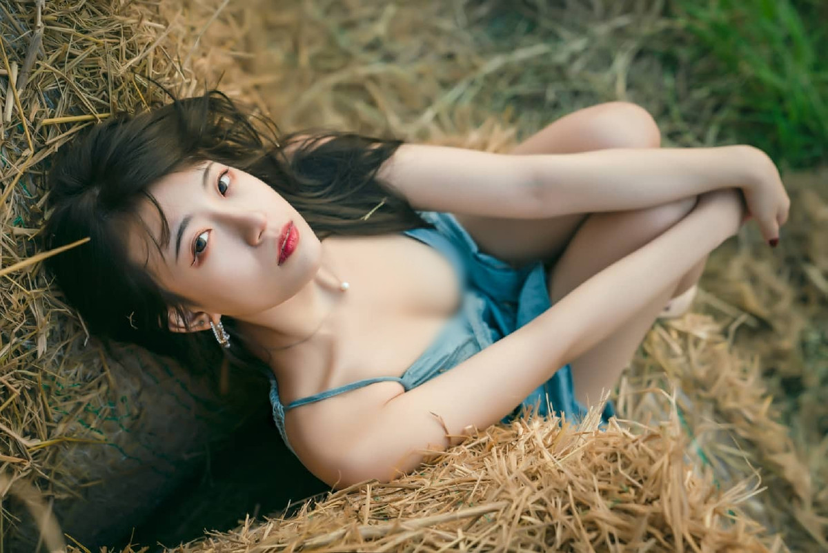 Tuy vậy, không thể phủ nhận, dù địa điểm có chút khác bình thường nhưng hot girl gợi cảm vẫn đẹp một cách mê người.