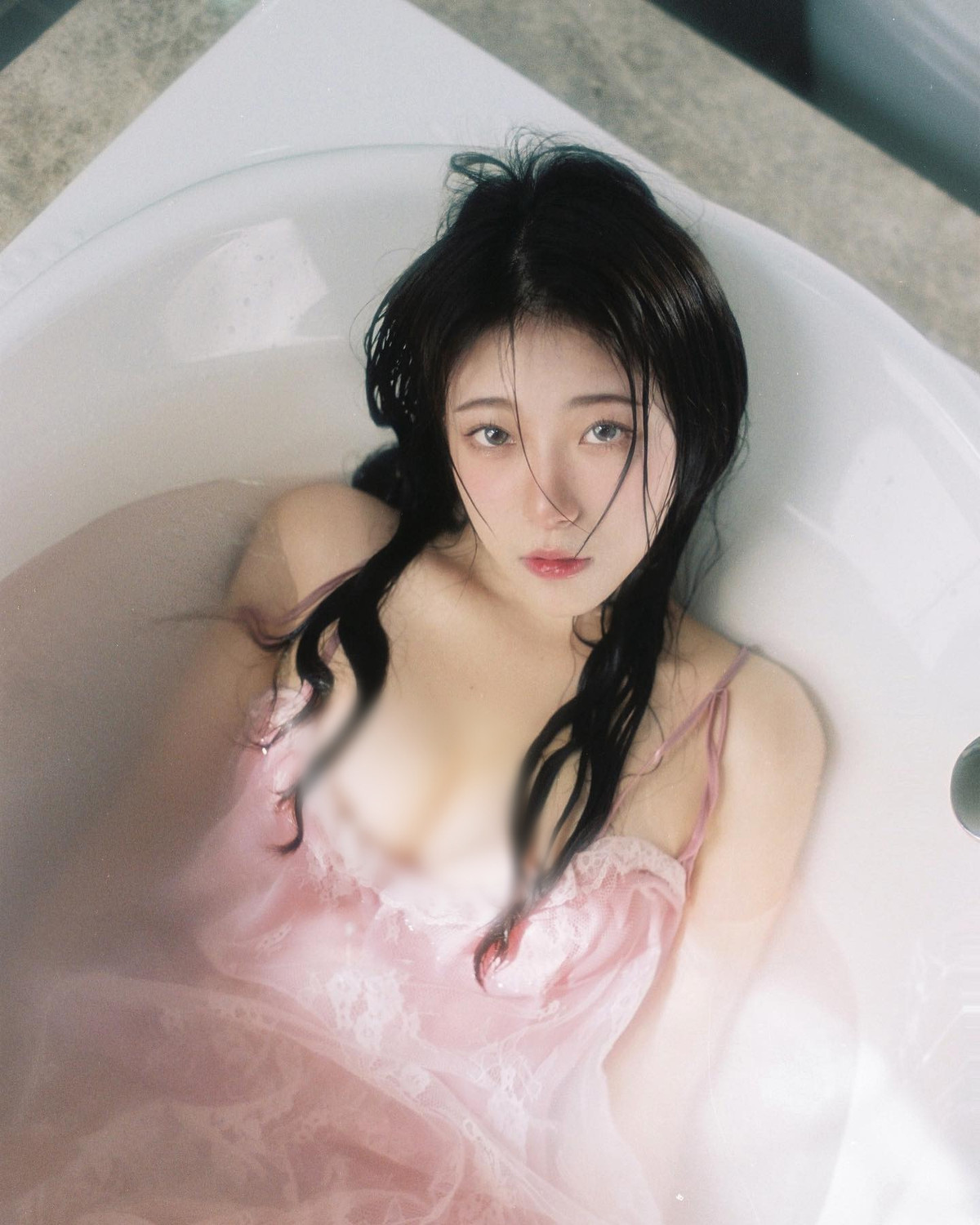 Trước đó không lâu, hình ảnh Lăng Thần khoe vẻ đẹp mơ màng, ướt át trong bồn tắm cũng khiến người hâm mộ của cô nàng "chao đảo".