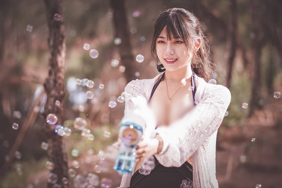 Mới đây, loạt ảnh hot girl Lăng Thần diện bikini chơi đùa, tạo dáng chụp ảnh trong rừng đã thu hút được sự chú ý lớn của cộng đồng mạng.