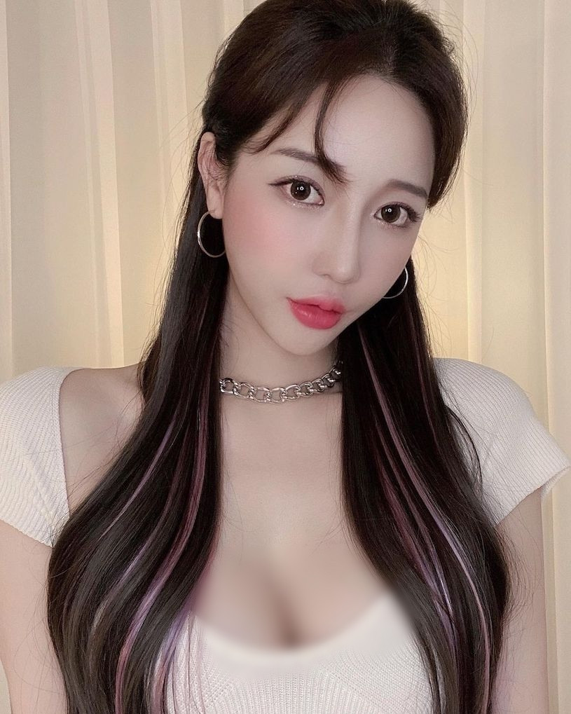 Từ một nữ tiếp viên hàng không xinh đẹp, quyến rũ, Yuria dần chuyển hướng sang làm người mẫu ảnh và DJ.