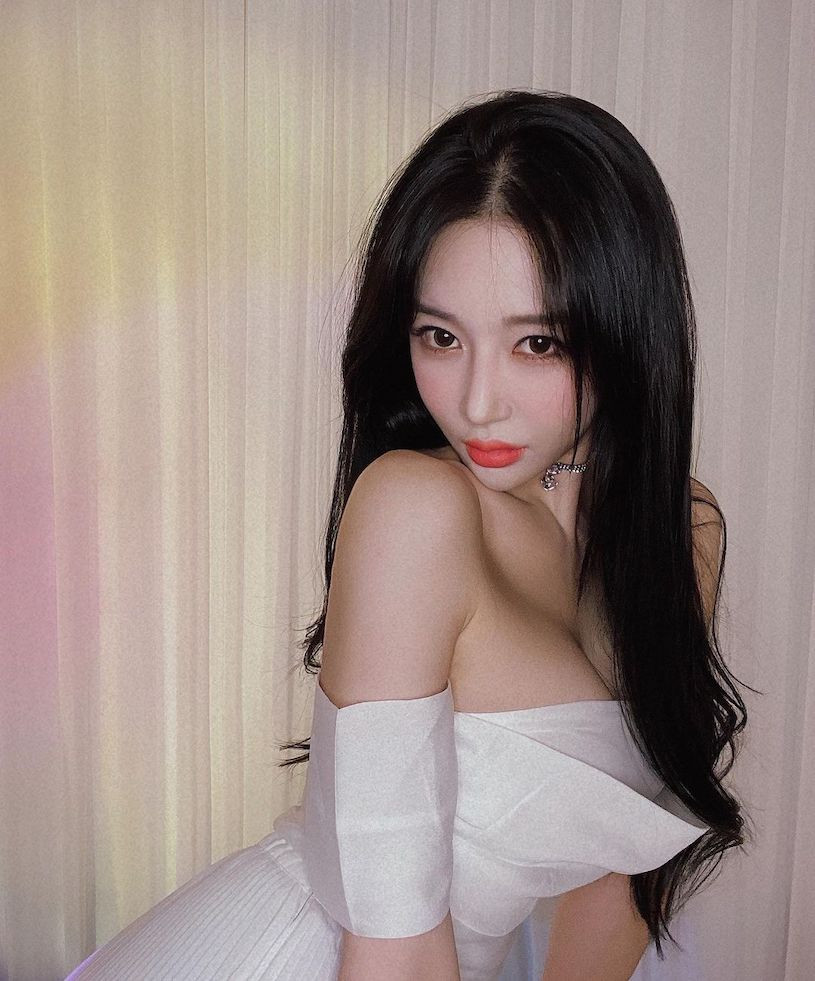 Cô nàng thường xuyên lựa chọn những set đồ ngắn, bó sát để khoe tối đa vẻ đẹp hình thể của mình.