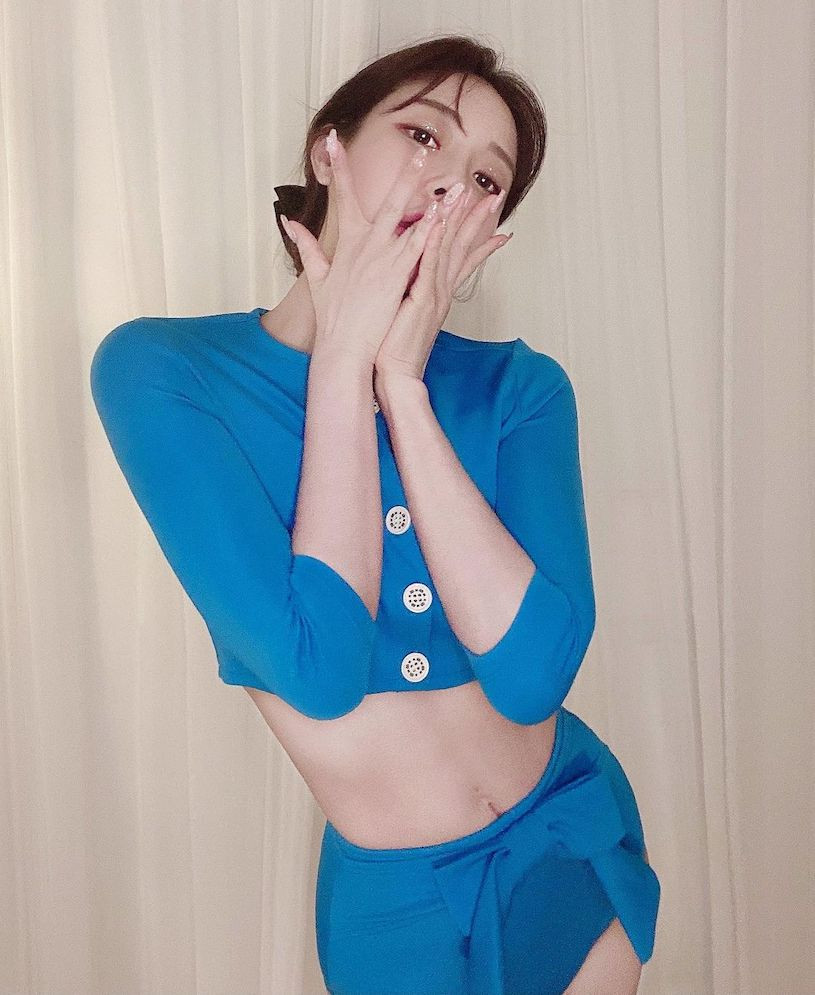 Kể từ khi chuyển hướng sang hoạt động nghệ thuật, gu thời trang của Yuria cũng nóng bỏng, táo bạo hơn.