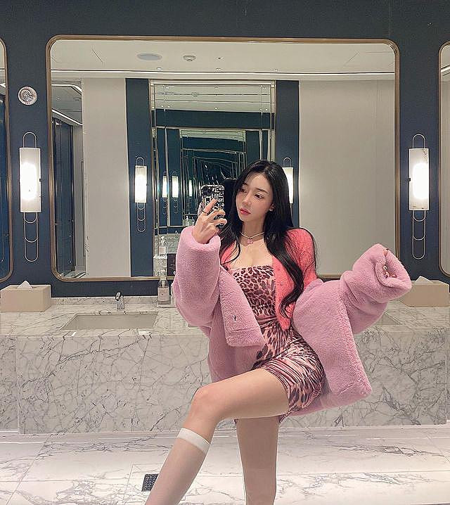 Có thể nói, với khuôn mặt xinh đẹp, thân hình đồng hồ cát thu hút, Yuria là một trong những nữ DJ rất nổi bật.