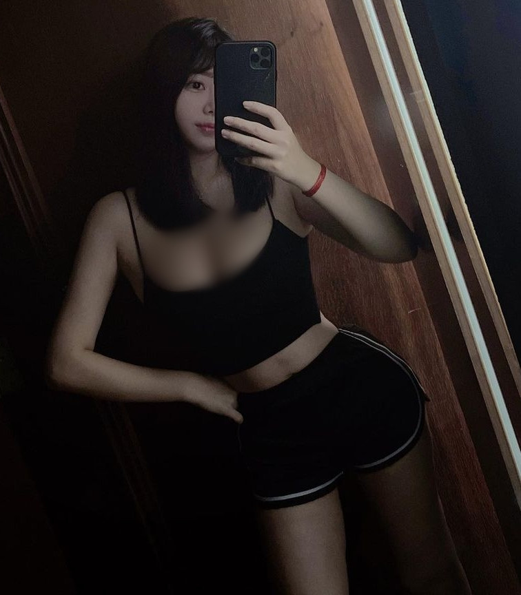 Fan hâm mộ của Lâm Khả Vũ còn tặng cô nàng biệt danh "nữ thần siêu vòng 1", "nữ doanh nhân siêu vòng 1" bởi cô nàng sở hữu cup ngực lên tới cỡ H.