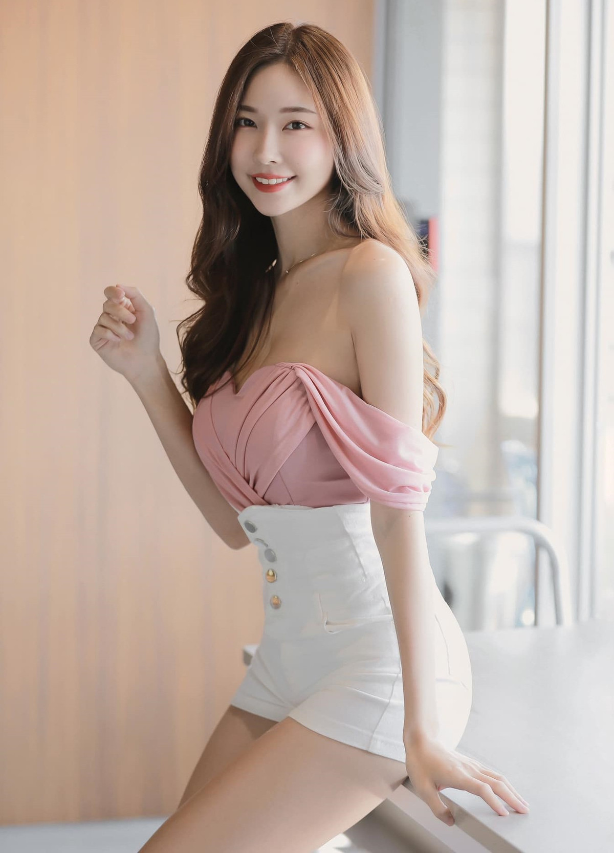 Nhờ có thân hình đẹp như mơ, hot girl trường nhạc có thể tuỳ ý mặc đủ kiểu dáng quần áo khác nhau.