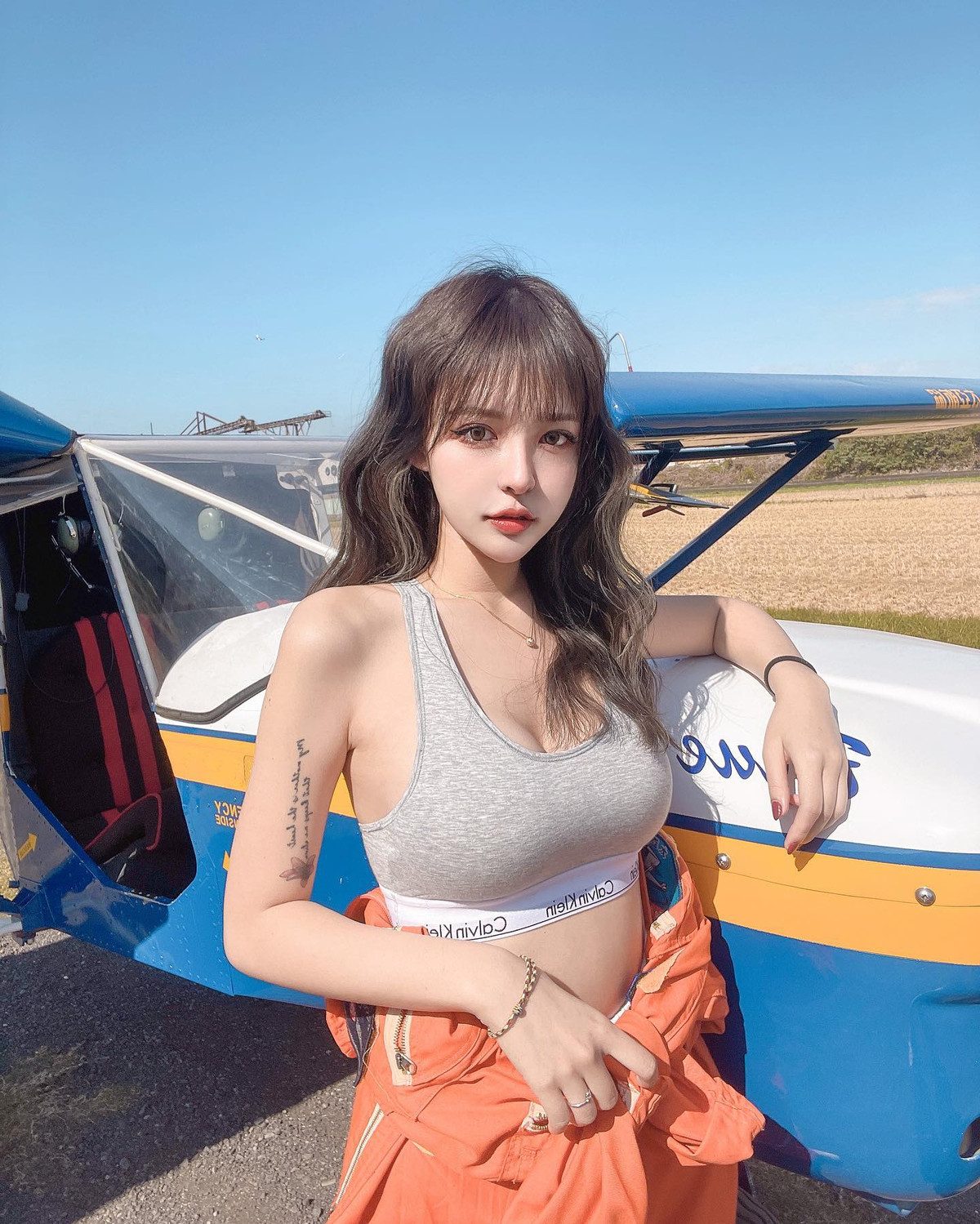 Dáng dấp của Tiểu U khi khoác lên mình bộ quần áo phi công thực sự vừa mạnh mẽ vừa quyến rũ.