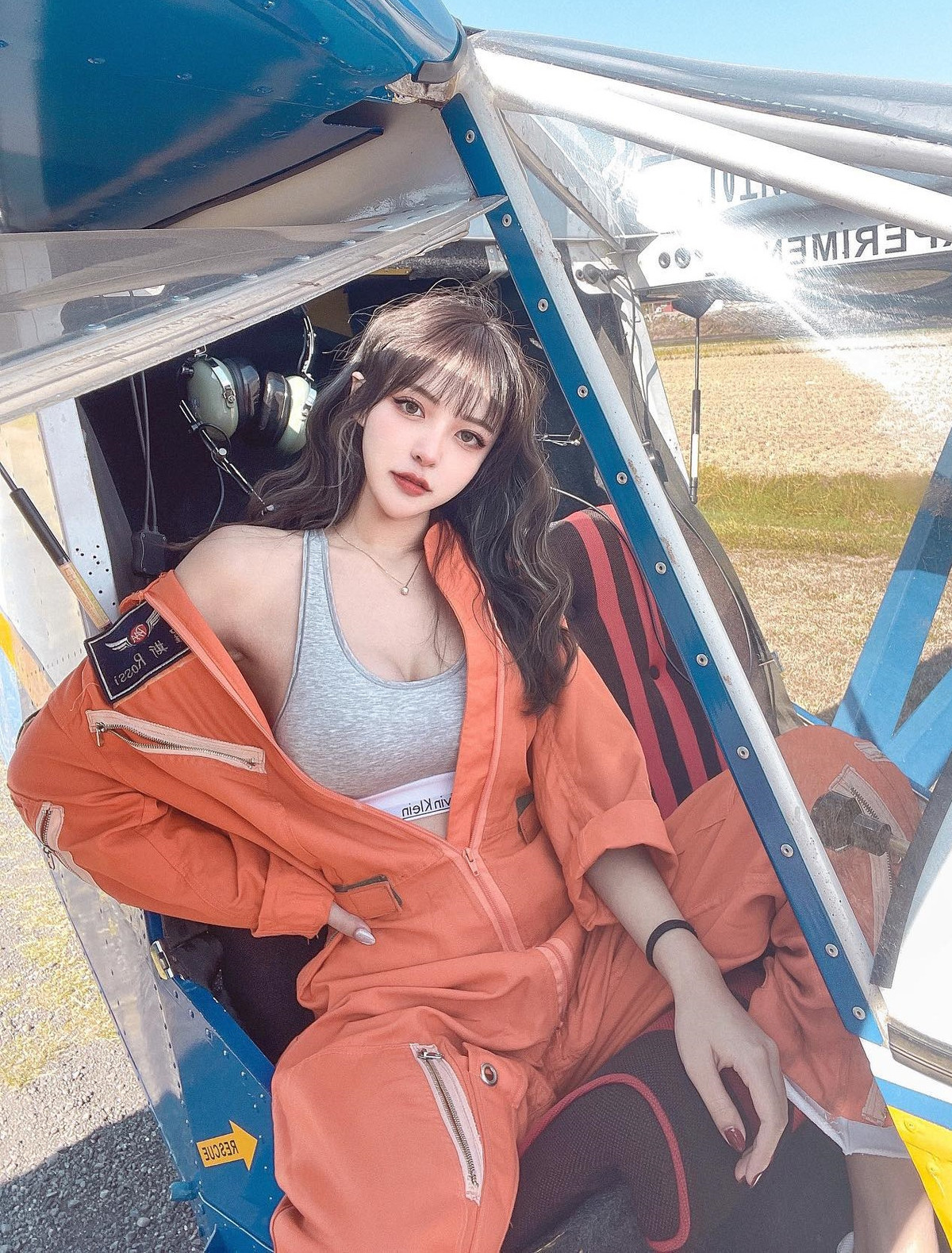 Mới đây, Tiểu U tung ra hình ảnh tạo dáng bên máy bay cá nhân. Hình ảnh cô nàng diện đồ phi công kiểu hờ hững, khoe vẻ gợi cảm cuốn hút mọi người, khiến mọi người không khỏi thích thú.