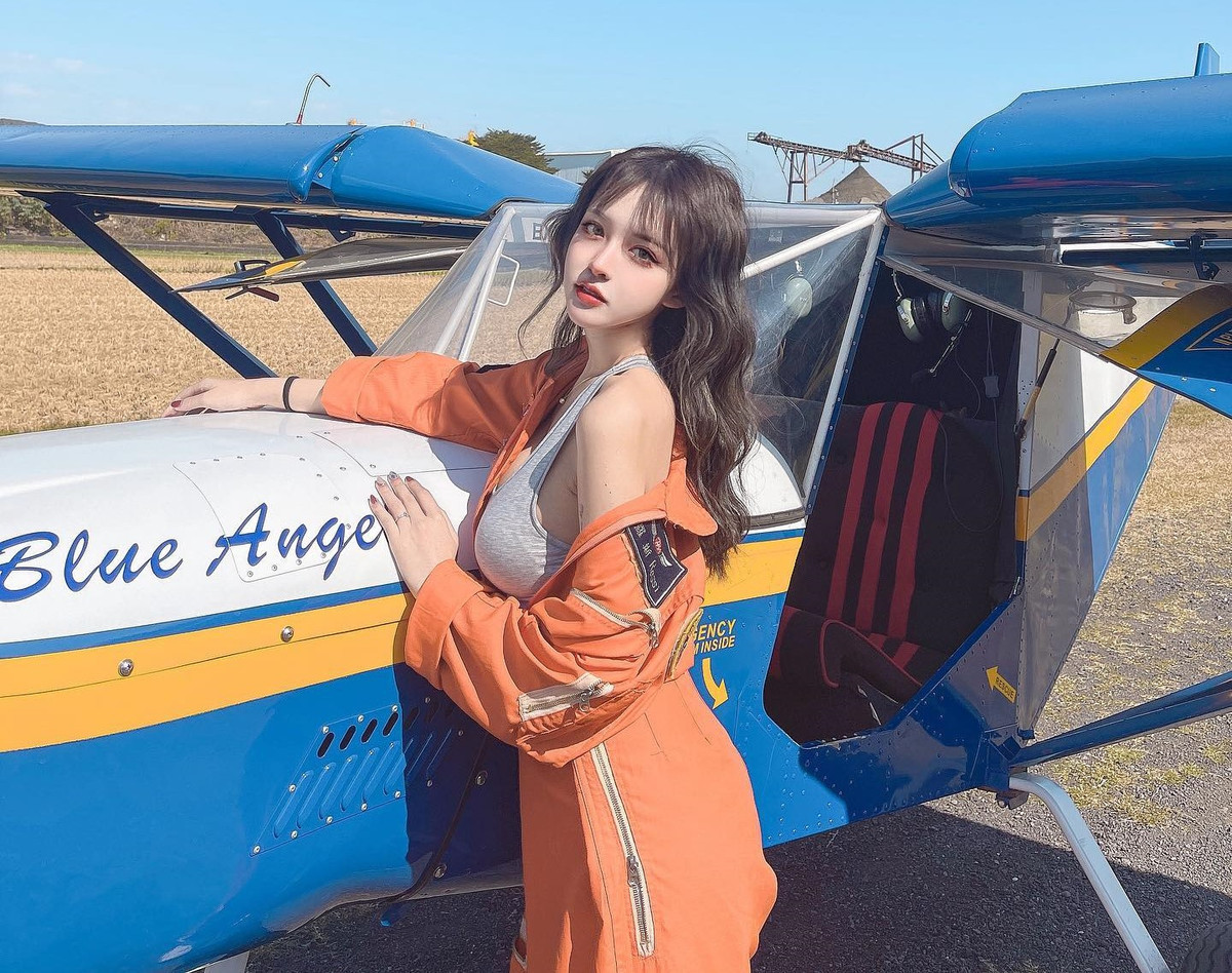 Mọi người đều đồng ý rằng hot girl rất phù hợp với hình ảnh mới này. Nếu thực sự là một phi công, cô nàng sẽ là phi công xinh đẹp, gợi cảm bậc nhất.