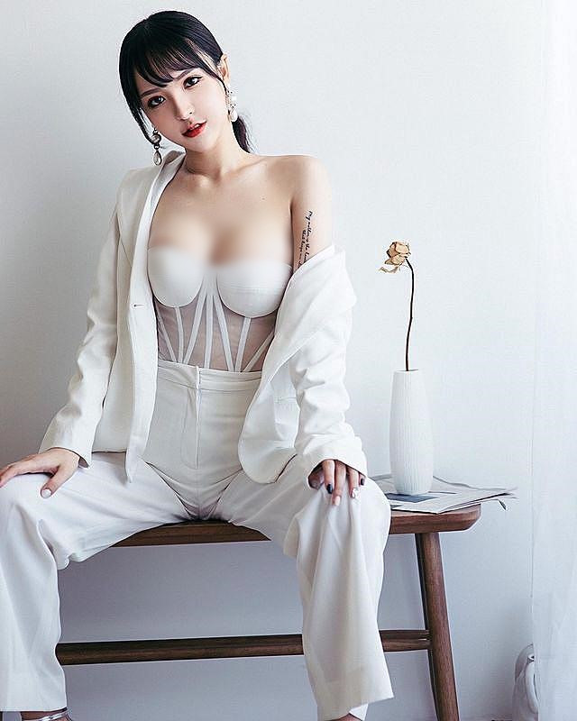 Lúc lại bốc lửa, mạnh mẽ giống như nữ cường nhân, tạo cho người khác cảm giác bí ẩn, muốn tìm hiểu.