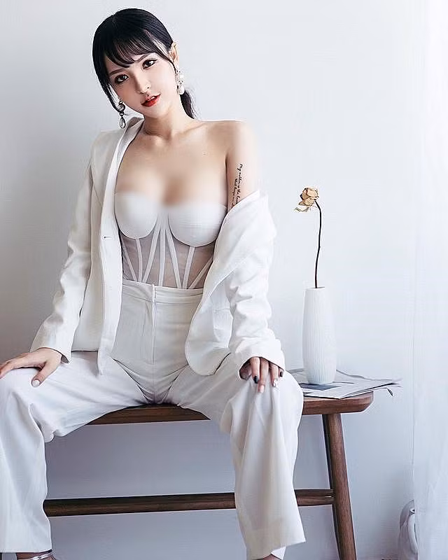 Lúc lại bốc lửa, mạnh mẽ giống như nữ cường nhân, tạo cho người khác cảm giác bí ẩn, muốn tìm hiểu.