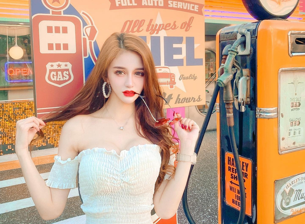 Mới đây, Kimmy Hi Nghiên khoe ảnh chụp ở cây xăng. Cô nàng khiến người hâm mộ "nóng mắt" khi khoe nét quyến rũ khó cưỡng của mình.