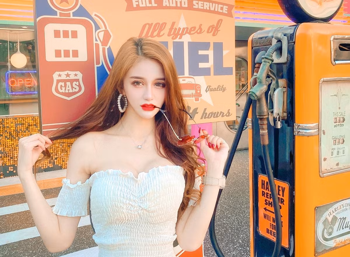 Mới đây, Kimmy Hi Nghiên khoe ảnh chụp ở cây xăng. Cô nàng khiến người hâm mộ "nóng mắt" khi khoe nét quyến rũ khó cưỡng của mình.