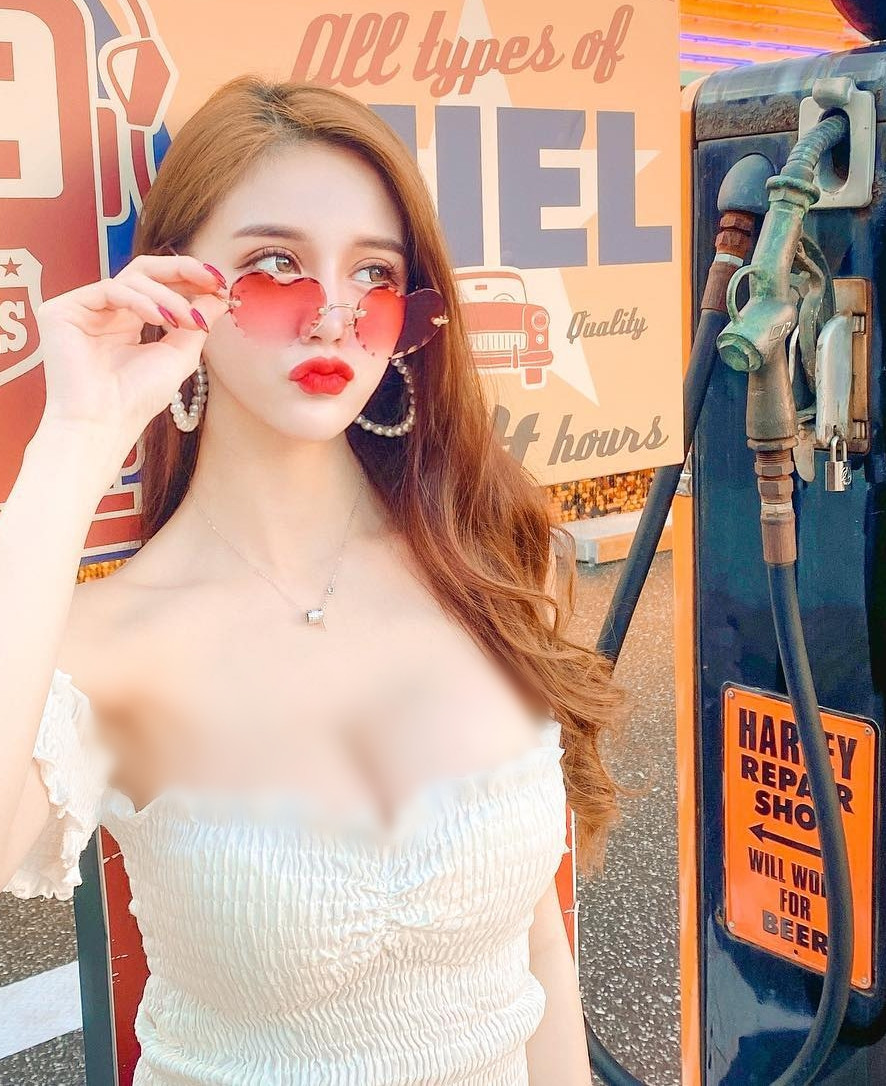 Được biết, vòng một của Kimmy Hi Nghiên lên tới cup F nên cô nàng diện đồ trễ vai, cúp ngực cực kỳ bắt mắt.