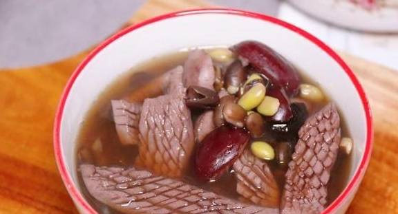 Phụ nữ nên ăn nhiều đậu đen, nhất là khi ngoài 30 tuổi. Hàm lượng chất xơ trong đậu đen cao hơn các loại đậu khác, có lợi cho việc đại tiện và loại bỏ các chất thải chuyển hóa trong cơ thể. (Ảnh minh họa)