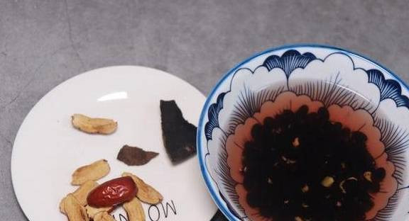 Có một món rẻ tiền hơn nhiều mà lại đại bổ, tốt không hề kém tổ yến, đó chính là canh thận lợn nấu đậu đen và chà là đỏ. Rất nhiều người đã thử và tình trạng bệnh cải thiện hơn rất nhiều.