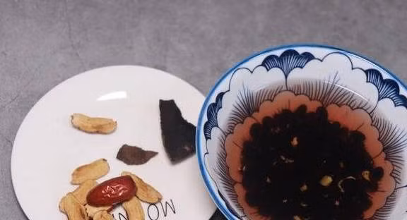 Có một món rẻ tiền hơn nhiều mà lại đại bổ, tốt không hề kém tổ yến, đó chính là canh thận lợn nấu đậu đen và chà là đỏ. Rất nhiều người đã thử và tình trạng bệnh cải thiện hơn rất nhiều.